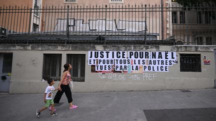 A Marseille, des collages en hommage à Nahel, cet adolescent de 17 ans tué par un tir de police à Nanterre (Hauts-de-Seine). (NICOLAS TUCAT / AFP)