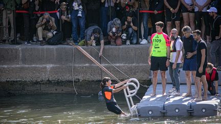 La maire de Paris, Anne Hidalgo, s'est baignée dans la Seine mercredi 17 juillet, en compagnie du préfet d'Ile-de-France et du président de Paris 2024. (VICTORIA VALDIVIA / HANS LUCAS)