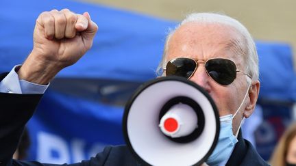 Le candidat démocrate Joe Biden, le 3 novembre 2020, en déplacement à Philadelphie (Pennsylvanie). (ANGELA WEISS / AFP)