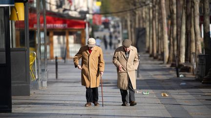 Sur les Champs-Elysées, à Paris, pendant le confinement, le 31 mars 2020. (MAXPPP)