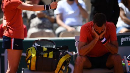 Benoît Paire abattu après sa défaite face à Casper Ruud au premier tour de Roland-Garros 2021.&nbsp; (CHRISTOPHE ARCHAMBAULT / AFP)