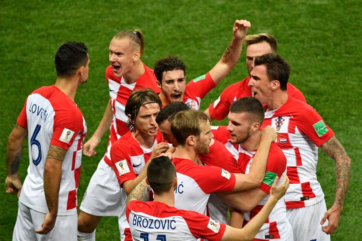 Les Croates félicitent leur buteur Ivan Perisic après l'égalisation contre la France, dimanche 15 juillet à Moscou (Russie), en finale de la Coupe du monde. (ALEXANDER NEMENOV / AFP)