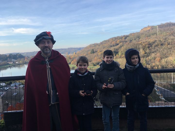 Le guide Jean-Luc MICHEL avec nos trois Mômes trotteurs. (INGRID POHU / RADIO FRANCE)