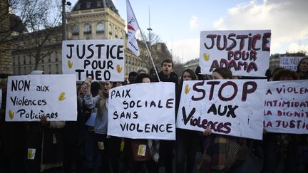 Des manifestants protestent contre les violences policières, le 18 février 2017, à Paris. (LIONEL BONAVENTURE / AFP)