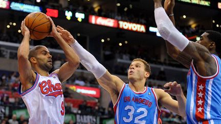 Avec leurs maillots "vintage", Tony Parker défendu par Blake Griffin