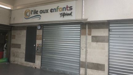 Cette&nbsp;crèche associative des quartiers nord de Marseille est fermée depuis le 18 mai après que des tirs de&nbsp;kalachnikov ont été tirés en plein air. (FRED CHAPUIS / RADIO FANCE)