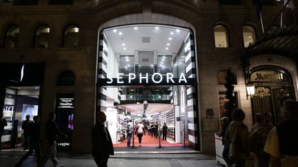 Le magasin Sephora des Champs-Elys&eacute;es, le 27 septembre 2013, &agrave; Paris. (MAXPPP)