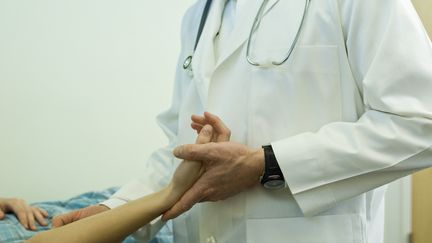 Un médecin ausculte une patiente. (MICHÈLE CONSTANTINI
 / MAXPPP)