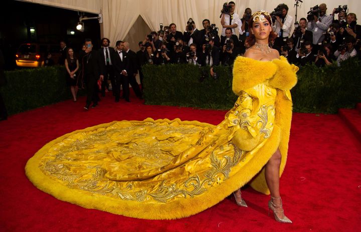 Rihanna en robe jaune spectaculaire signée Guo Pei au Met à New York en 2015
 (Charles Sykes/AP/SIPA)