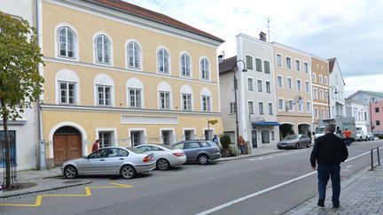 La maison natale d'Adolf Hitler (en jaune, sur la gauche), &agrave;&nbsp;Braunau am Inn (Autriche), en 2012. (KERSTIN JOENSSON/AP/SIPA / AP)