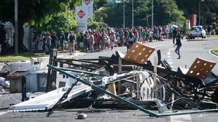 La population fait la queue à Nouméa, pour s'approvisionner, alors que les émeutes ont secoué la ville. (DELPHINE MAYEUR / AFP)