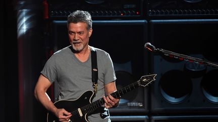 Eddie Van Halen, le guitariste et fondateur du groupe de rock Van Halen, sur scène lors des Billboard Music Awards à Las Vegas (Nevada), le 17 mai 2015.&nbsp; (ETHAN MILLER / GETTY IMAGES NORTH AMERICA)