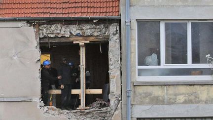 &nbsp; (Dans l'appartement de la rue du Corbillon, les perquisitions sont toujours en cours © Christophe Ena/AP/SIPA)