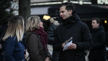 L'ancien conseiller en communication de François Hollande, Gaspard Gantzer, alors candidat à la mairie de Paris, fait campagne dans la capitale, le 7 février 2019.&nbsp; (PHILIPPE LOPEZ / AFP)