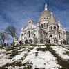 La basilique du Sacré-Cœur, à Paris, sous la neige, le 8 février 2018. (JOEL SAGET / AFP)