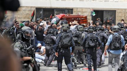 Des violences éclatent lors des obsèques de Shireen Abu Akleh, le 13 mai 2022 à Jérusalem.&nbsp; (AHMAD GHARABLI / AFP)