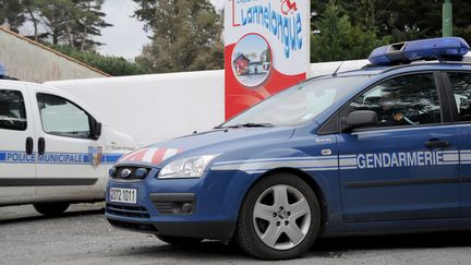 Des véhicules de la gendarmerie et de la police, le 11 mars 2016, à Oléron (Charente-Maritime), au lendemain de la découverte du corps d'Alexia. (XAVIER LEOTY / AFP)