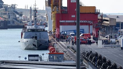 Des migrants secourus dans la Manche sont débarqués au port de Calais (Pas-de-Calais), le 5 octobre 2024. (MARC DEMEURE / MAXPPP)