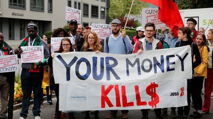 Des manifestants interpellent les actionnaires de Glencore réunis au siège de la société suisse le 2 mai 2018. (Photo Reuters/Arnd Wiegmann)