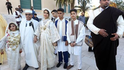 Les costumes traditionnels dans leur grande majorité se ressemblent, leur principale différence réside surtout dans la manière dont ils sont portés d’une ville à l’autre. (MAHMUD TURKIA / AFP)