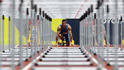 L'Américain Devon Allen au départ du 110m haies, le 25 juin 2022, à Eugene (Etats-Unis). (STEPH CHAMBERS / GETTY IMAGES NORTH AMERICA / AFP)