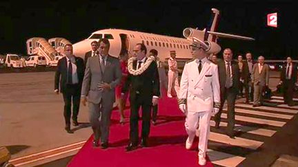 &nbsp; (François Hollande arrive à l'aéroport de Papeete  © capture d’écran France 2)