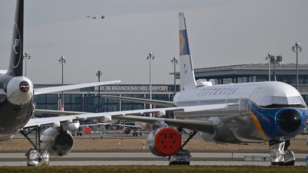 Des avions de la compagnie allemande Lufthansa à l'aéroport de Berlin Brandebourg.&nbsp; (TOBIAS SCHWARZ / AFP)