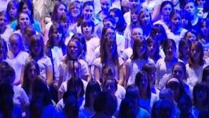 800 jeunes choristes sur la scène du Nouveau Siècle de Lille
 (Culturebox)