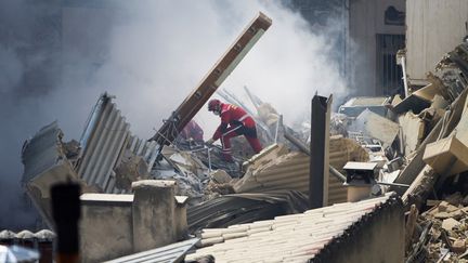 Un pompier dans les décombres à Marseille (Bouches-du-Rhône), le 9 avril 2023. (CLEMENT MAHOUDEAU / AFP)