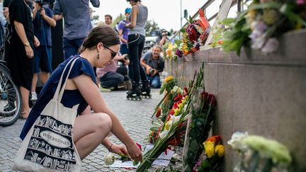 Munich (Allemagne), le 23 juillet 2016. Hommages et recueillementdevant le centre commercial où neuf personnes ont été tuées et quinze autres blessées. (Zacharie Scheurer / NurPhoto)