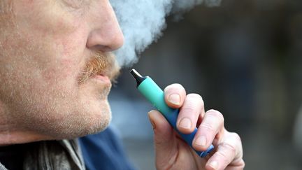 Une personne fume une "puff" bientôt interdite en France, à Morlaix (Finistère), le 27 novembre 2023. (NICOLAS CREACH / MAXPPP)