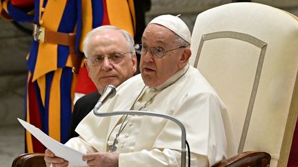 Le pape François prononce un discours lors d'une audience publique au Vatican, le 13 décembre 2023. (ANDREAS SOLARO / AFP)