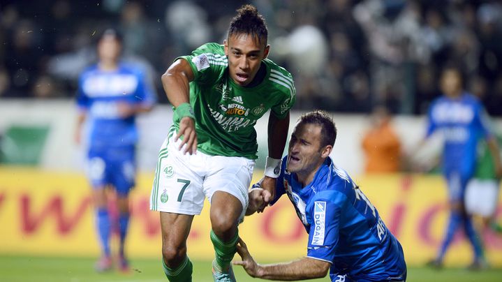 Pierre-Emerick Aubameyang, le buteur de l'AS Saint-Etienne, &eacute;chappe &agrave; un d&eacute;fenseur troyen lors de la victoire de son &eacute;quipe 2-0, le 10 novembre 2012.&nbsp; (JEFF PACHOUD / AFP)