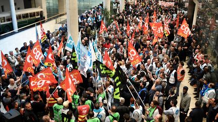 Des manifestants réunis à la Maison de la RATP, le 13 septembre 2019, à Paris. (STEPHANE DE SAKUTIN / AFP)