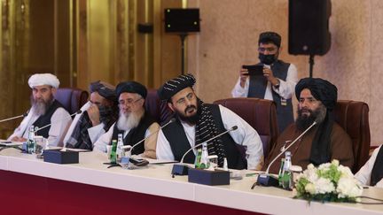 Des représentants des talibans lors de pourparlers avec le gouvernement afghan à Doha (Qatar) le 17 juillet 2021. (KARIM JAAFAR / AFP)