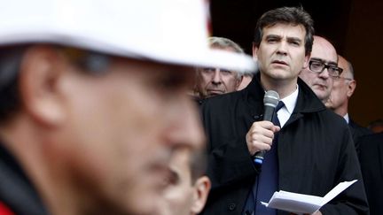 La mine contrite, le ministre du Redressement productif Arnaud Montebourg s'adresse aux salari&eacute;s d'ArcelorMittal de Florange (Moselle), le 26 novembre 2012. (MATHIEU CUGNOT / AP / SIPA)