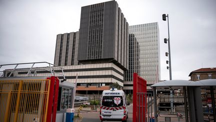 Entrée d'une ambulance dans l'enceinte de l'hôpital Bichat, à Paris, le 21 mars 2020. (LIONEL BONAVENTURE / AFP)