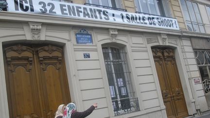 Devant le b&acirc;timent jouxtant l'endroit o&ugrave; devait &ecirc;tre implant&eacute;e la salle de consommation de drogues &agrave; moindre risque, boulevard de La Chapelle, dans le 10e arrondissement de Paris, le 4 juillet 2013.&nbsp; (MAXPPP)