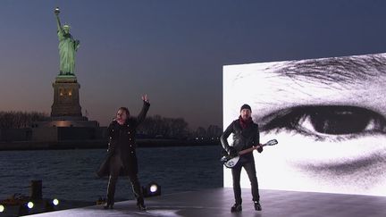 U2 joue sur une barge devant la statue de la Liberté le 26 janvier 2018 en vue des Grammys.
 (saisie écran / U2)