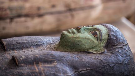 L'un des sarcophages mis au jour dans la nécropole de Saqqara, au sud du Caire, en Égypte (3 octobre 2020) (KHALED DESOUKI / AFP)