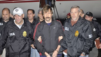 Le trafiquant d'armes Viktor Bout lors de son arriv&eacute;e &agrave; New York (Etats-Unis), le 16 novembre 2010, apr&egrave;s son extradition de Tha&iuml;lande. (U.S. DEPARTMENT OF JUSTICE / REUTERS)