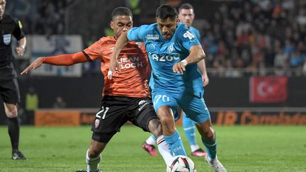 Le Marseillais Alexis Sanchez au duel avec le Lorientais Julien Ponceau, le 9 avril 2023, lors de la 30e journée de Ligue 1. (JEAN-FRANCOIS MONIER / AFP)