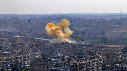 De la fumée s'élève au-dessus d'un bâtiment d'Alep-Est au deuxième jour de la trêve humanitaire. (GEORGE OURFALIAN / AFP)