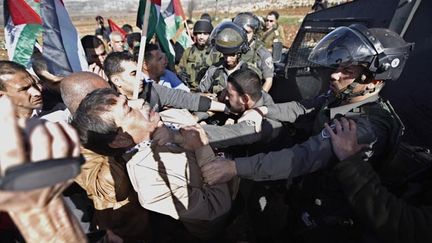 &nbsp; (Le ministre Ziad Abou Ein, lors de l'altercation avec les soldats israéliens © Reuters-Mohamad Torokman)