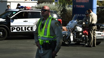 Des policiers de Las Vegas (Nevada) se tiennent devant les services d'urgence de la ville, lundi 2 octobre 2017. (MARK RALSTON / AFP)