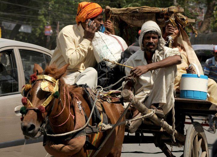 Un voyageur au téléphone dans les rues d'Allahabad (Inde) en avri 2010 (DIPTENDU DUTTA / AFP)