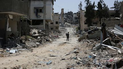 A Palestinian on a street in Gaza City, May 17, 2024. (DAWOUD ABO ALKAS / ANADOLU / AFP)