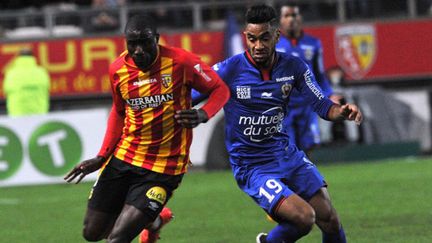 Adamo Coulibaly (Lens) devance Jordan Amavi (Nice) (FRANCOIS LO PRESTI / AFP)