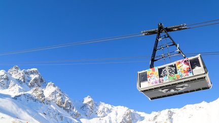 Voir ce téléphérique plein de couleurs survoler la vallée immaculée est réjouissant.
 (Galerie Bartoux)