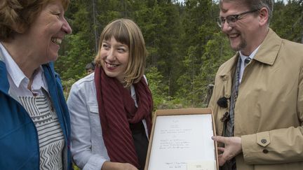 L'auteur Sjón confie son manuscrit à l'artiste Katie Paterson, à l'origine du projet, et à la maire d'Oslo, Marianne Borgen.
 (KRISTIN VON HIRSCH / BJORVIKA UTVIKLING / AFP)